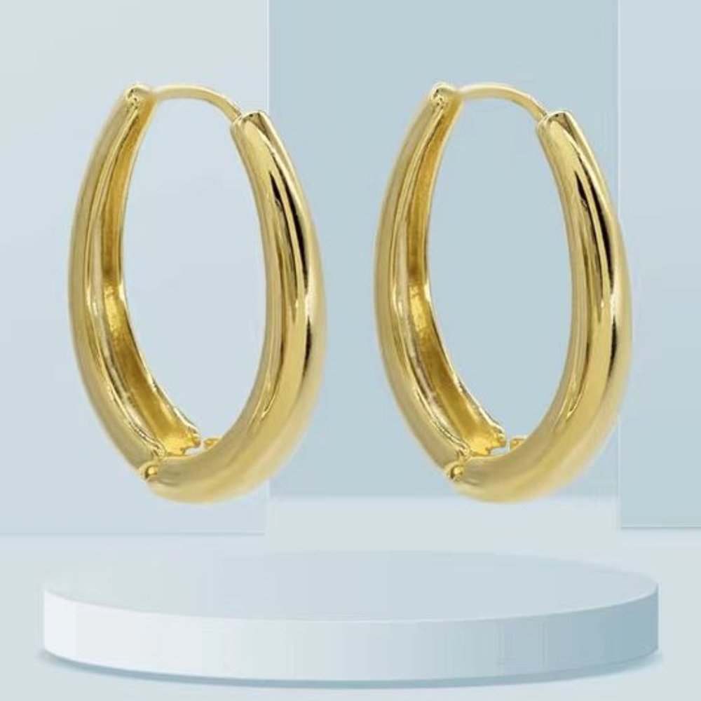 Gold pigmented circle silver needle earrings